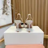 Amina muaddi sandalias de diseñador para mujer Tacones de boda Zapatos de vestir Satén puntiagudo slingbacks Bombas Bowtie Flor de girasol de cristal zapato de tacón alto 100 mm Sandalia de mujer