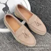 Designer Loropiana Charms Shoes New Lp Ciondolo in metallo Pelle di daino Testa tonda Suola di mucca Pelle Pendolarismo Scarpe fortunate Scarpe singole Scarpe da donna