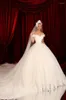 Bröllopsklänning Dubai bollklänning klänningar fjäder från axel spetsar applikationer långärmad brudklänningar puffy sveptåg