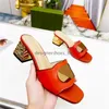 Designer Slipper Kvinnor L￥sande tofflor Cut-Out Sandal Calf Leather Sexig Flat Ladies Fashion Cutout Wear Shoes Metal Medium Heel Sandal Size35-44