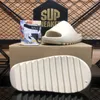 2023 Top Designer Slippers Men Woman slider Vermillion Mineral Blue Onyx Pure Sandals Slide Slipper Foam Ochre RUNR Bone Resin Clog Desert Ararat runr slides shoe