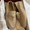 Designer Loropiana Charms Sapatos LP Lofo Novo salto plano de um pé de couro de outono de outono comutora suave