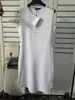 Robes d'été pour femmes vêtements femme robe écrémée été sexy robe moulante blanc décontracté coton col rond sans manches lettre épaule bouton vêtements de créateur 20ss