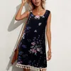 Sommer-Freizeitkleid für Damen. Loses, ärmelloses Printkleid mit Quasten