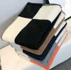 Großhandel Brief Kaschmir Decke Häkeln Weiche Wolle Schal Schal Tragbare Warme Plaid Sofa Bett Fleece Strick Wurf Handtuch Cape Decken