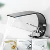 Rubinetti per lavandino del bagno Rubinetto monocomando piegato bianco e lavabo a cascata con miscelazione fredda cromato/nero opaco