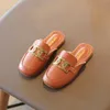 Slippers Girl's Slippers Outdoor Cover Toe Toe Solid Color Metal Decord 26-36 Children Sundals Summer-On Systlish Flat Flat Kids Sliders L230215