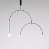 Lampes suspendues post-moderne placage doré / noir tuyau en fer forgé avec abat-jour en verre dépoli LED E27 suspendu pour le salon