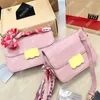 Розовые дизайнеры сумки женская сумка для плеча роскоши кожаная сумочка Классическая металлическая пряжка Crossbody 2 размера сумка Lady Messenger с лентами