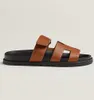 Fashion Summer Luxury Mens Chypre Sandals Chaussures Calfskin Le cuir Slip on Beach Slippers Slide Slide Flats Homme STRAP ALIGNABLE C8137704