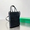 Kvällspåsar hög kapacitet tygväskor kvinnor vintage handväska axel vävd läder designer crossbody kvinnlig shopping hink poc