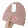 Designer Artist Doudou Ladies Fall Knitted Comfortable Soft Fluffy Storage Warm Holiday Prakda Buckent Gift Triangular Patch Hat Men's Fashion