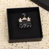 2023 Luxury Quality Charm Brosch i svart f￤rghandv￤skdesign Have Box Stamp PS3026