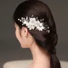 Trendy White Pearls Fiore Copricapo da sposa Copricapo Romantico Paese Accessori per capelli da sposa Fermagli per capelli Copricapo da donna CL1860