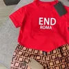 Designer Baby Barn Kläder Set Flickor Lyxig klänning Pojkar Sportiga kostymer Klassiska märkeskläder för barn Modekläder Sommar T-shirt kostym