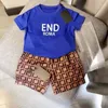 Designer Baby Barn Kläder Set Flickor Lyxig klänning Pojkar Sportiga kostymer Klassiska märkeskläder för barn Modekläder Sommar T-shirt kostym