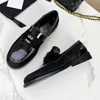 2023 Fyra säsonger lata loafers brittiska sandaler Kvinnor Designer Luxury Leather Retro grunt klackade casual slip-on Sandal ladys mode runda huvudbönor låga hälskor
