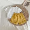 Pyjamas född babykläder pojke casual western stil randig shortsleeved tshirt kostym flicka sommar bomullstriangel shorts 230217