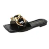 Slippare kvinnor sommaren 2023 Sandaler Metallisk dekoration lyxiga röda glider kvinnlig utomhus platt botten kvadrathäld lady sandal