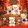 Mooie teddybeer met tangpak gevuld zacht dieren pluche speelgoedbeer pop kawaii dieren kussen nieuwjaars mascotte speelgoedmas cadeau