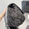 Bolso CC Otros bolsos 5A Bolso con solapa acolchada para mujer Bolso de compras de diseñador bordado de mezclilla Bolso de compras con cadena de hardware de plata de diamante Bandolera de lujo para mujer Gran capacidad