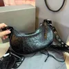 Moda Orijinal Deri Motosiklet Çanta Debriyaj Crossbody Half Moon Womens Luxurys Tasarımcı Omuz Çantaları Erkek Cüzdanlar Vintage Seyahat Söğüt Çivi Çanta Kılıfları