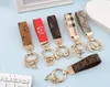 Porte-clés Lanyards Designer Cadeau créatif Presbyopie Sac de voiture Pendentif Charme Bijoux Porte-clés Hommes Femmes PU Cuir Fleur Grille Métal Porte-clés Accessoires SL56