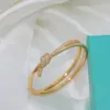 Knutt Half Diamond Gold Bangle Luxury Designer Monogram Hollow Armband Diamond 18K Plated 925 Rostfritt stål Bröllopsguld och silverarmband T01