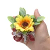 Fiori decorativi Girasole da polso Corsage Bracciale da damigella d'onore Boutonnieres da sposa per lo sposo Uomo Festa regalo di Natale