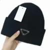 Hattar designers m￤n kvinnor unisex svart klassisk delikat kompakt b￤rbar med bokst￤ver cappello trendig vinter vanliga stickade hatt designers