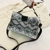 Avondtassen bolso serpentine schoudertas vrouwelijk pu lederen crossbody luxe handtas slang patroon handvat dame emmer portemonnee