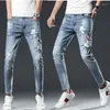 Jeans masculinos 2023 masculino Bordado de bordado azul claro Homens de maré Marinha Slim Fit Classic Denim calças finas