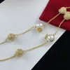 2023 Kobiety projektantka luksusowe złotą perłę kryształowe złoto double v liter 925s srebrna biżuteria klasyczna pudełko