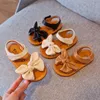 Sandali Sandali per ragazze 2021 Estate Nuove scarpe per bambini Coreano Baby Bowknot Fondo morbido Moda antiscivolo Scarpe da principessa Sandali E05104 W0217