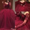 Hors De L'épaule Tulle Quinceanera Robes Bordeaux Manches Longues Dentelle Applique Perlée Robe De Bal Balayage Train Parti Princesse Robes