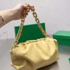 Сумочка зеленая мода 2023 Дизайнерские сумки женщины мини -плечо мягкое кожаное сцепление бело -розово -розовое дамы Топ -женские сумочки облачные сумки роскошная косметическая сумка