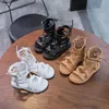 샌들 걸스 샌들 소프트 바닥 작은 공주 신발 여름 새로운 어린이 하이 로마 신발 아기 공주 비치 신발 아이 스니커즈 w0217