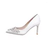 حذاء اللباس 2023 نساء زفاف زفاف زفاف فاخر أبيض مدبب أخمص القدمين عتيقة اللؤلؤة العالية