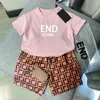 Tasarımcı Bebek Çocuk Giyim Setleri Kızlar Lüks Elbise Erkekler Sportif Takımlar Çocuk Klasik Marka Giysileri Moda Giyim Yaz Tshirt takım elbise