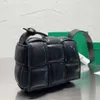Новая тканая роскошная сумочка сумки по кроссовым пакетам женская дизайнерская сумка мини -тканая сумка для плеча дамы классические кошельки кошельки сумочка