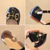 Sandaler Girl's Summer Sandals Metal Chain Cover Toe Pu Leather Three Color Girl's Mary Janes Elegant Summer 26-35 Fashion Kids Shoes W0217