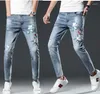 Jeans masculinos 2023 masculino Bordado de bordado azul claro Homens de maré Marinha Slim Fit Classic Denim calças finas