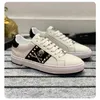 Ny italiensk original Skull Hardware Logo Sports Shoes Flower Material Bright Leather Flat Bottom Waterproof Men's Shoes 02