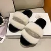 Le ultime scarpe da donna pantofole piatte in peluche con diamanti di cristallo molti stili tra cui scegliere supportano il logo personalizzato