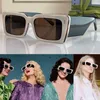 Sexiga kvinnor Green Blue Stripe Designer Shades 0543 Glasögon Fashion Trendy UV400 Big Frame Round Dot Rivet Beach Solglasögon Nyaste 2023 med