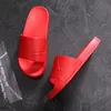 Тапочки для мужчин 2023 Повседневные полосатые пляжные шлепанцы красные черные крытые ползунки для ванной комнаты Большой размер 47 Дизайнерские Slippers Slippers
