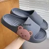 Slippers chinelos de desenho animado fofinho urso feminino plataforma slides homens de verão sandálias de moda sapatos de moda casa não deslize banheiro ladra de moça 0218v23