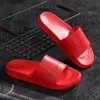 Тапочки для мужчин 2023 Повседневные полосатые пляжные шлепанцы красные черные крытые ползунки для ванной комнаты Большой размер 47 Дизайнерские Slippers Slippers