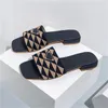 Ciabatte firmate Pantofole da donna Scarpe con fondo piatto in pelle ricamata Sandali da spiaggia estivi di lusso alla moda