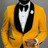 Abiti da uomo Blazer Smoking da sposa in velluto giallo 2 pezzi Slim Fit da uomo con pantaloni neri per Prom Blazer moda maschile africano 2023Uomo